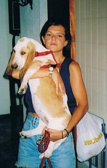 Araceli joven sosteniendo a su perro en brazos